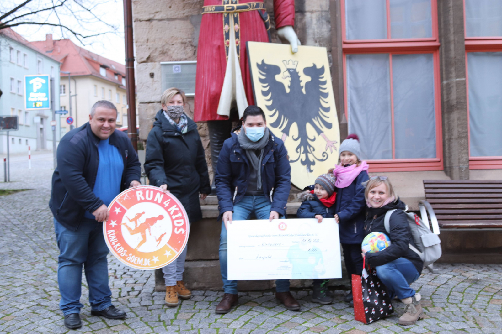 Spendenübergabe für Leopold - v.l.n.r. Daniel Voigt, Daniela Kurzke, Mario Schnepf, Leopold mit Schwester Martha und Mama Jeanine Bergmann