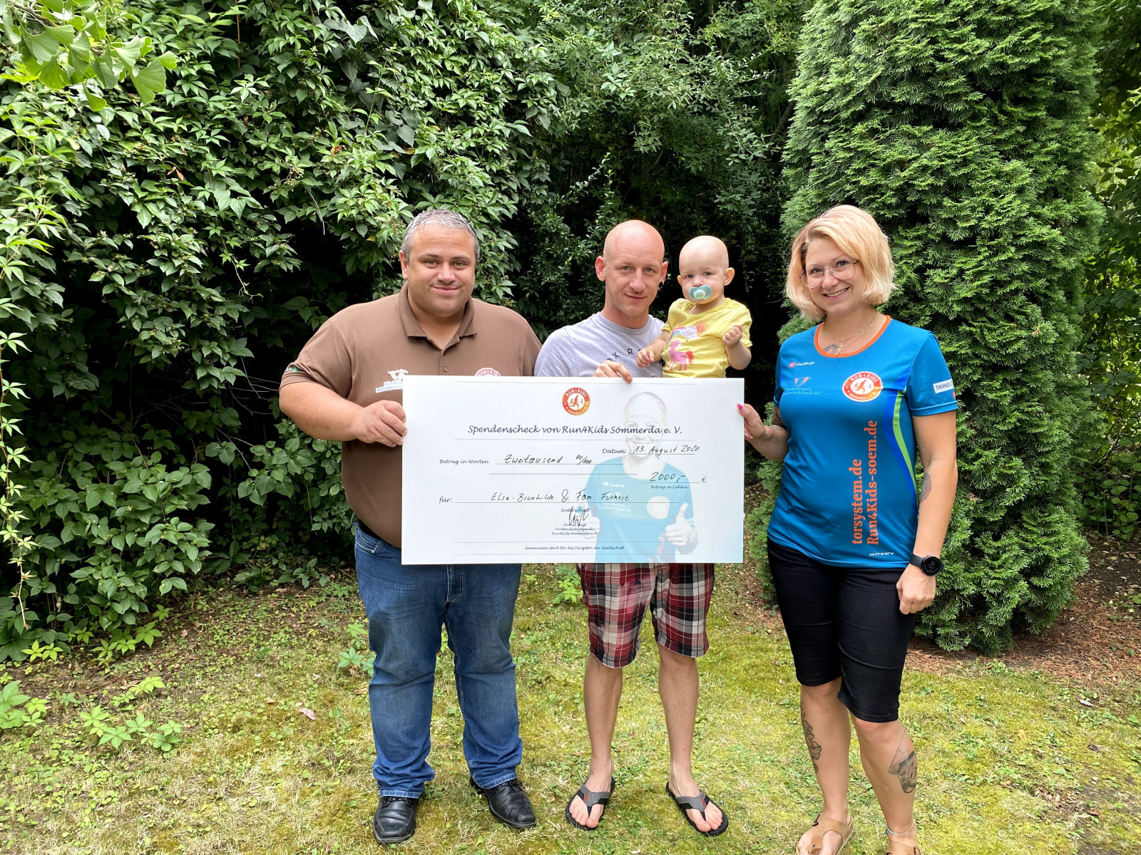 Spendenübergabe für Elsa - v.l.n.r. Vorsitzender Daniel Voigt, Papa Morris Furkert mit Elsa Brunhilde, stellv. Vorsitzende Cindy Paternoga